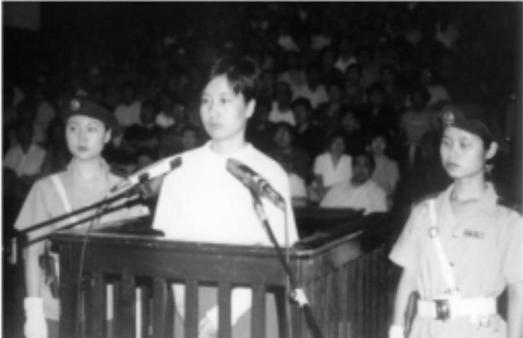 2000年，14岁花季少女被一瓶硝酸烧伤，事后亲婶母坦言：我有责任