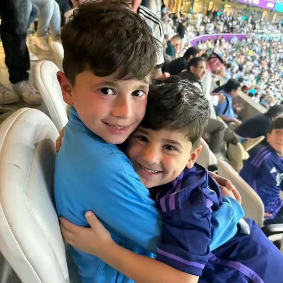 梅西进球现场阿根廷女球迷反应,梅西救世名场面