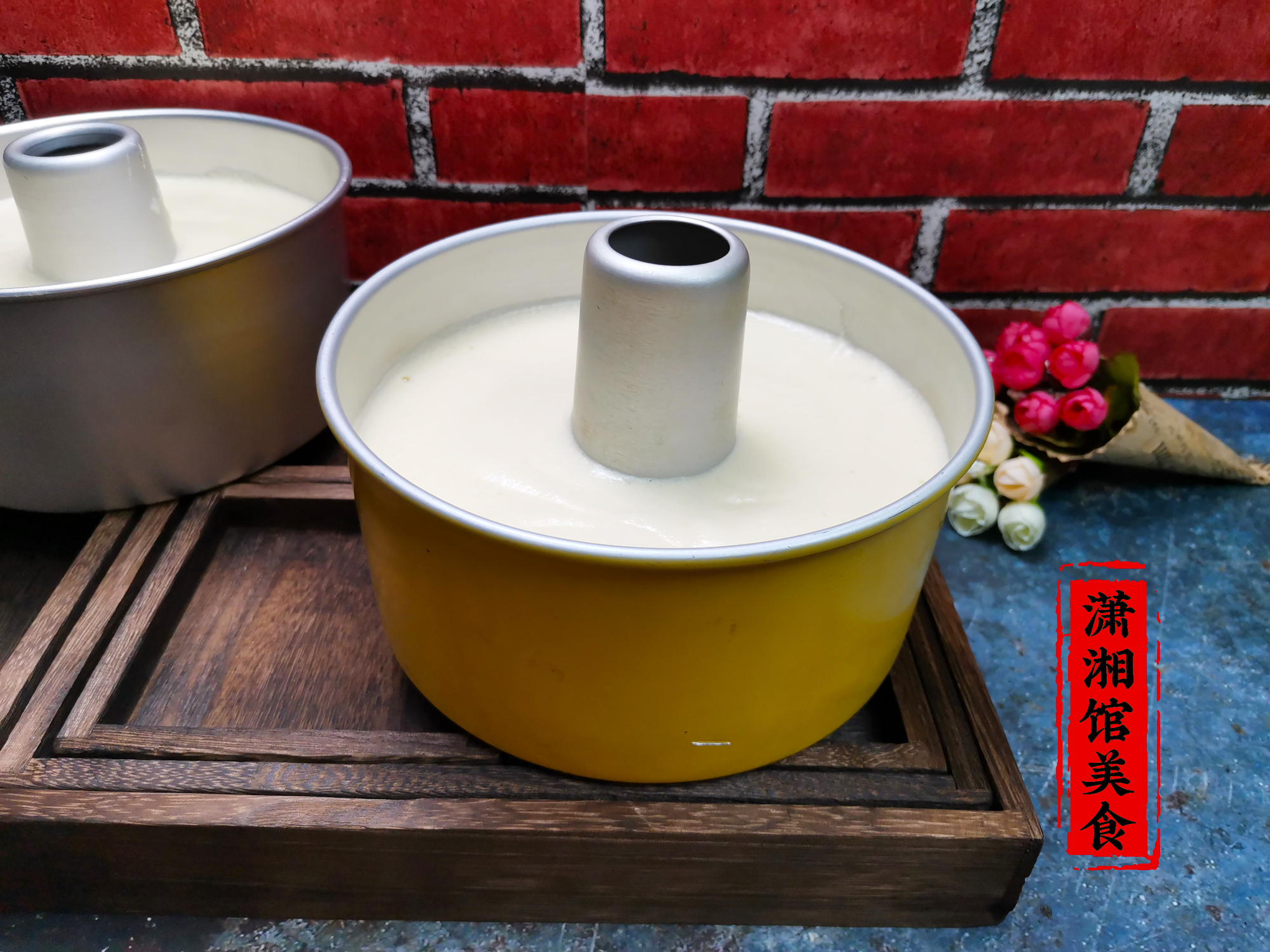 戚风蛋糕调蛋黄糊,先放糖还是先放油?放错顺序,蛋糕粗糙不细腻