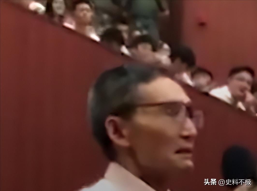 “混世魔王”邓超，上学曾拿刀追保安跑，与冯小刚竟恩怨多年