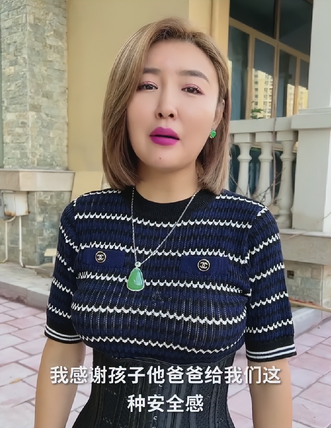 韭菜太好割!58岁郑浩南和网红一起带货,一声不吭卖出几万块