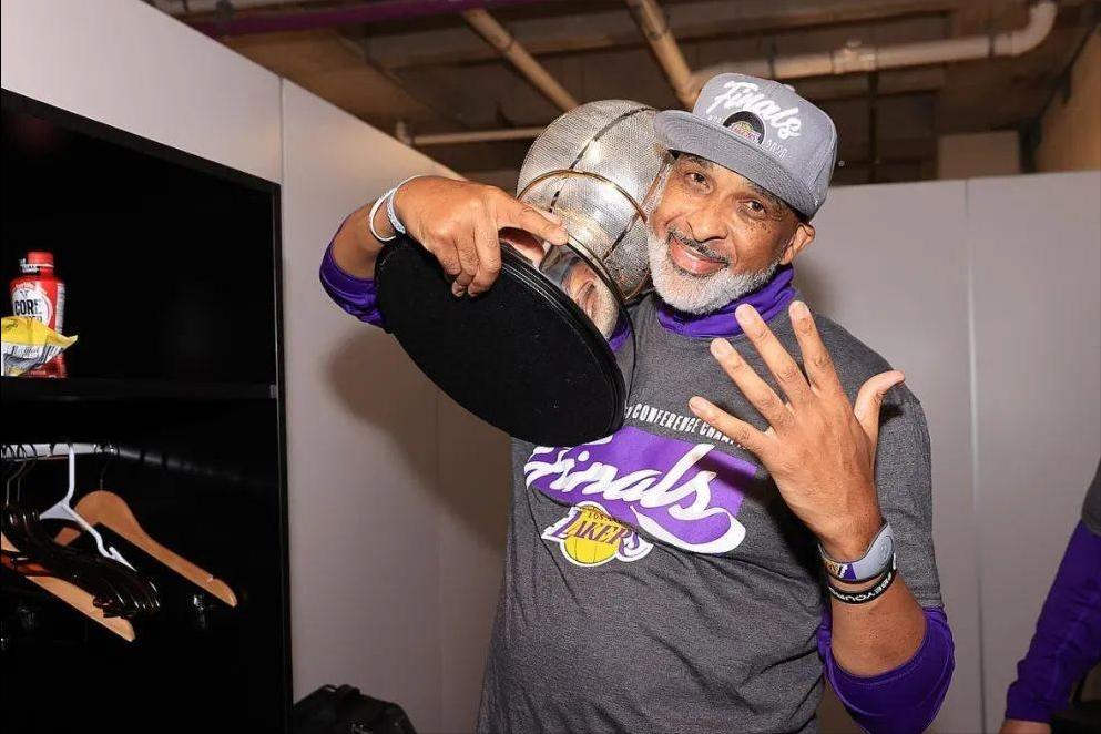 菲尔汉迪篮球,湖人训练师菲尔汉迪投篮