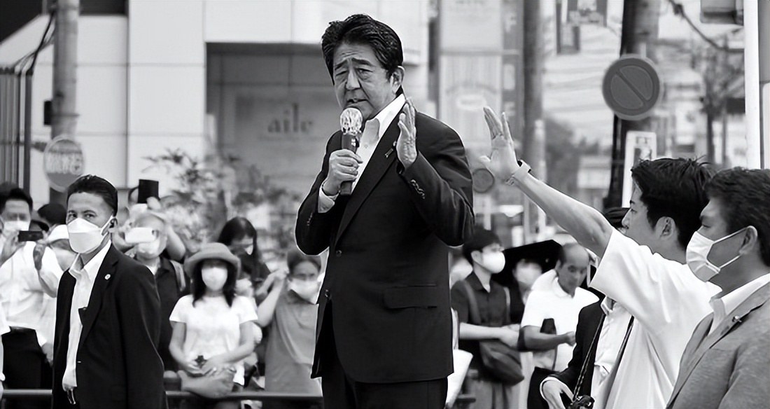 日本前首相安倍晋三演讲时被枪杀,安倍晋三演讲时胸部中枪死亡