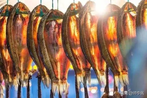 愁人独坐书窗下什么意思,愁人正在书窗下一片飞来一片寒