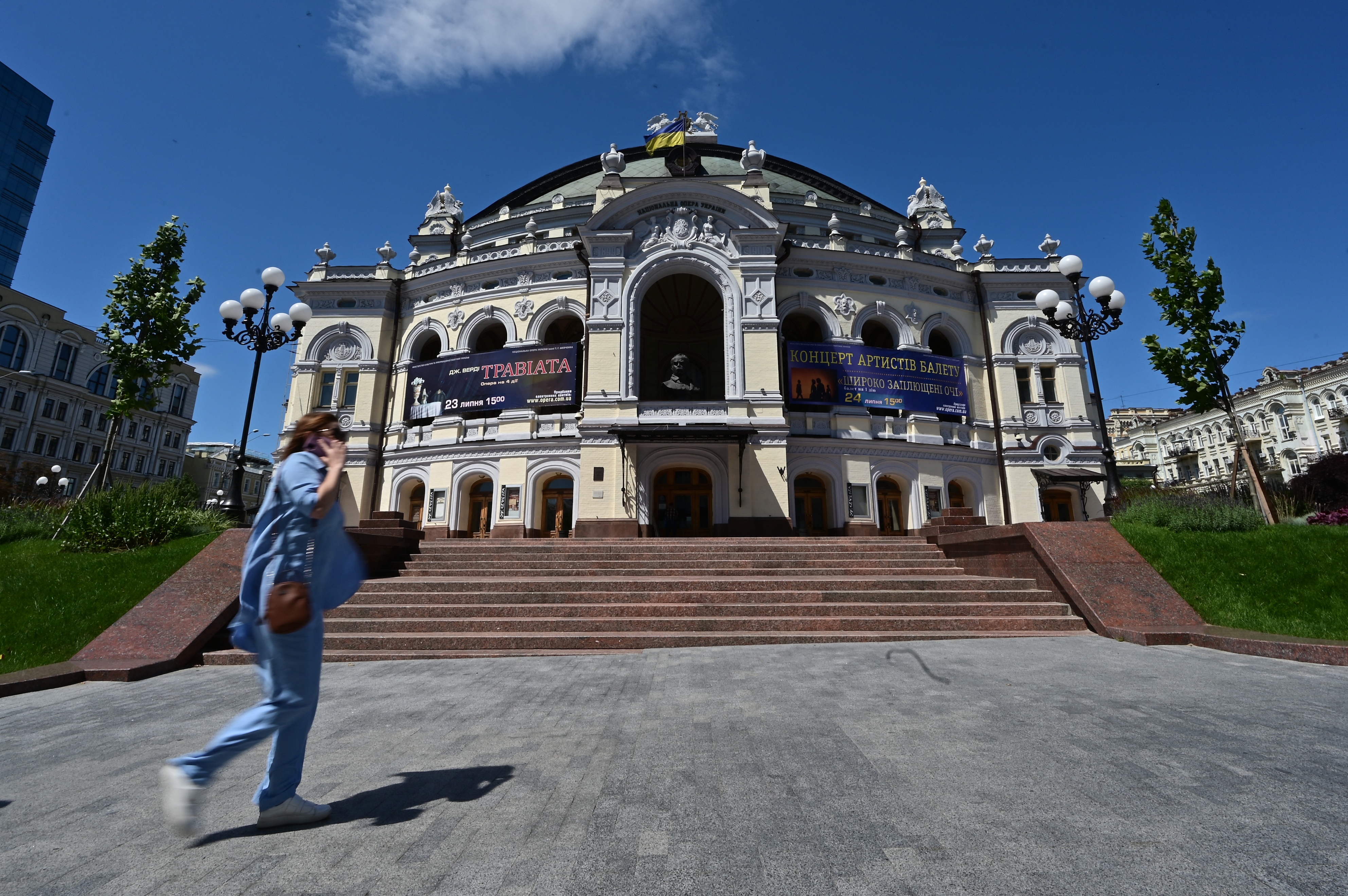 四百万乌克兰人返乡，有人冒着风险装修新家，有人抓紧结婚，只因“人生只有一次”