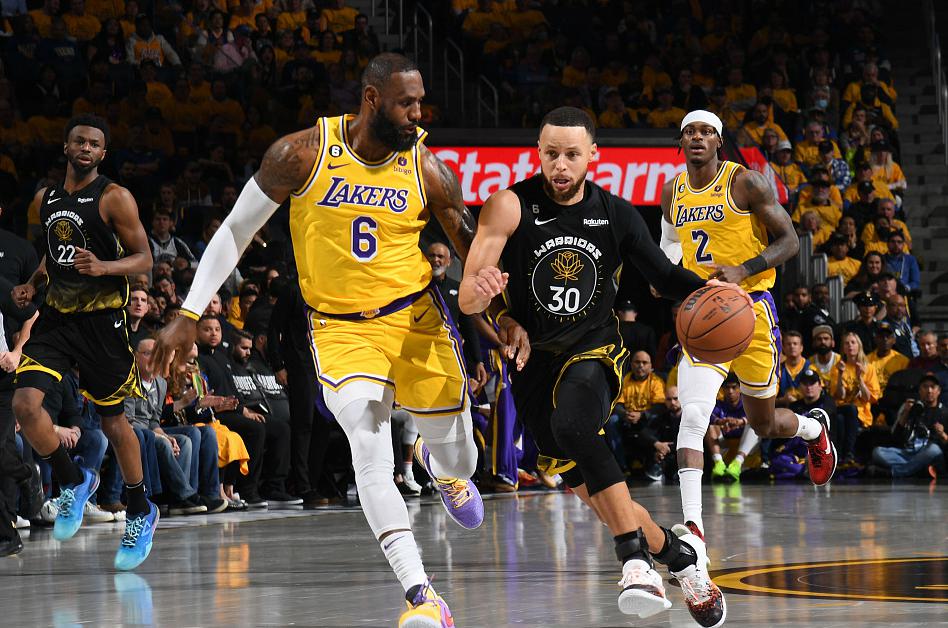 从持球大核变为3D球员!湖人逆袭该谢詹皇,连追梦都惊讶他的改变