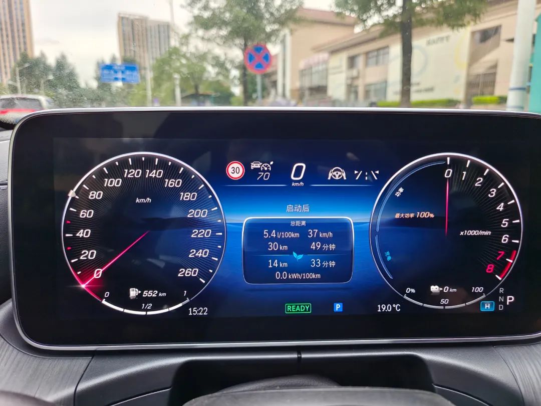 馈电油耗2.9l什么水平,百公里油耗17.6奔驰