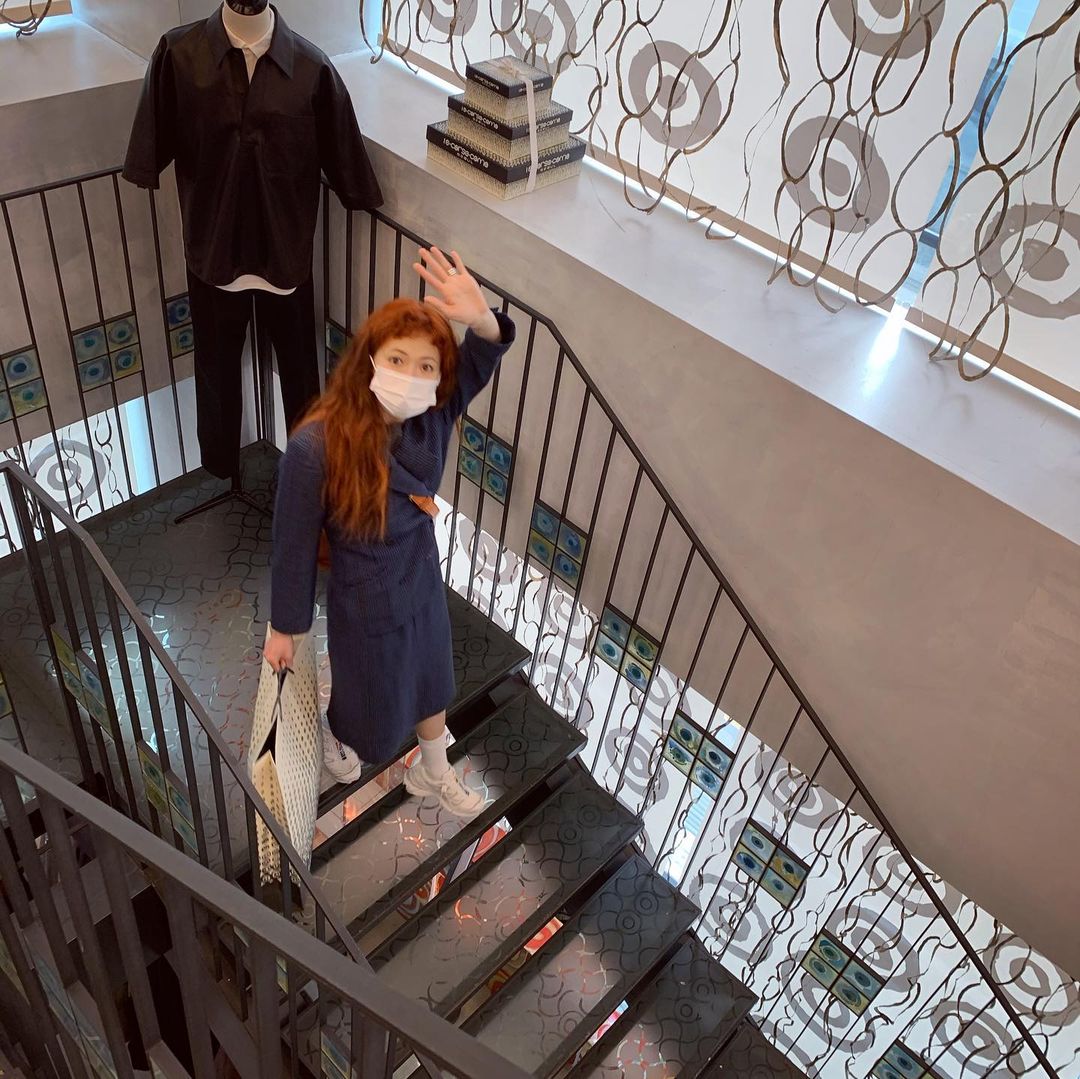 泫雅风深灰牛仔裤穿搭,土到极致就是潮穿搭儿童