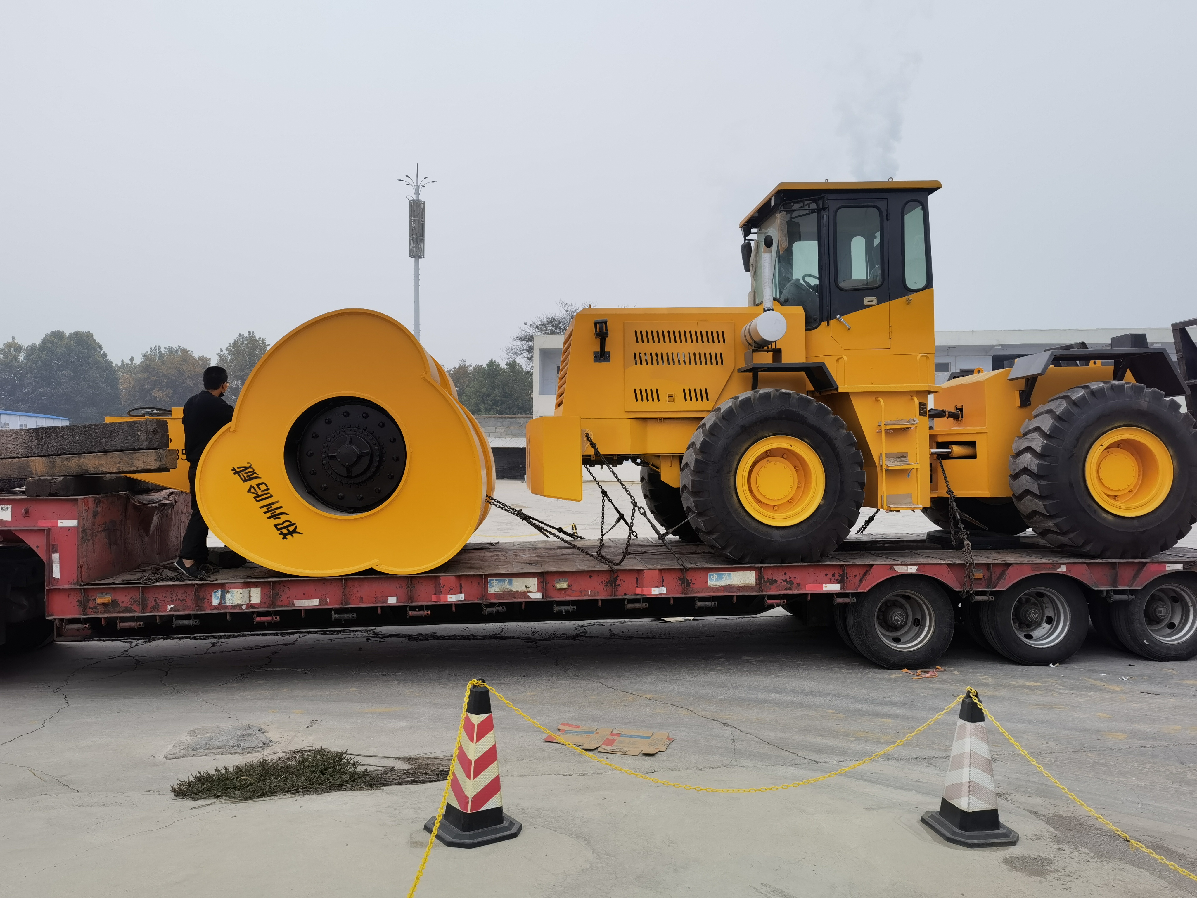 冲击碾压振动压路机,冲击式滚筒压路机