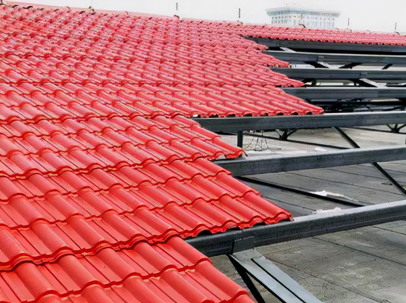 自建房房顶琉璃瓦利弊,树脂瓦红顶白底好用