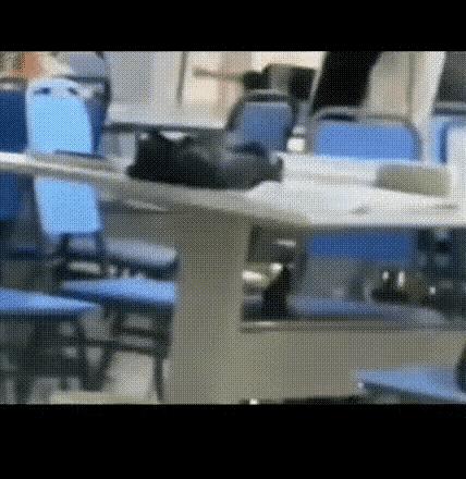 挨揍挨少了！高校小仙女发威，占16个座打砸同学，私...