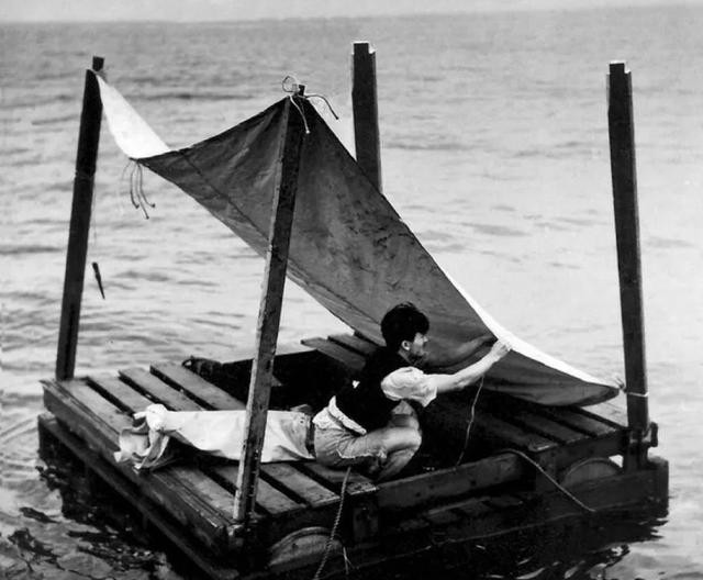 中国小伙落入海洋，喝鸟血撑133天，路过商船看清他容貌后：别救