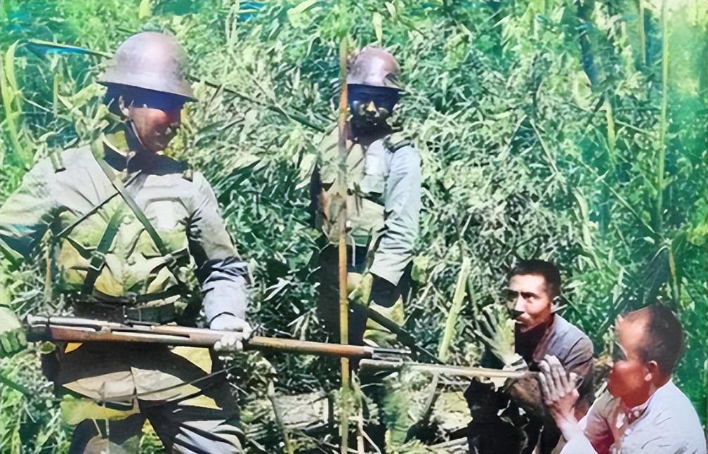 卑鄙龌龊老照片：*楼青**女子妖娆多姿，妇女露胸喂奶被孩子撕扯衣服