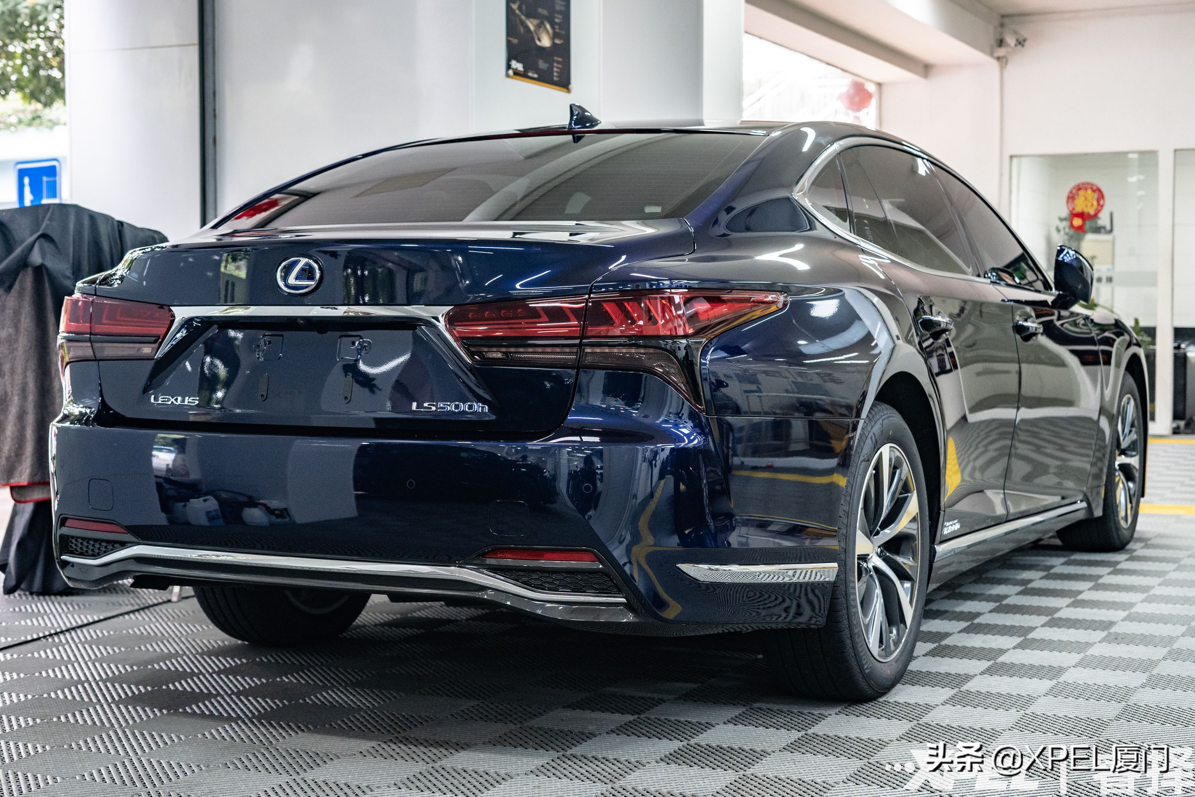 隐形车衣是用胶贴还是水贴,厦门xpel新车需要贴隐形车衣吗