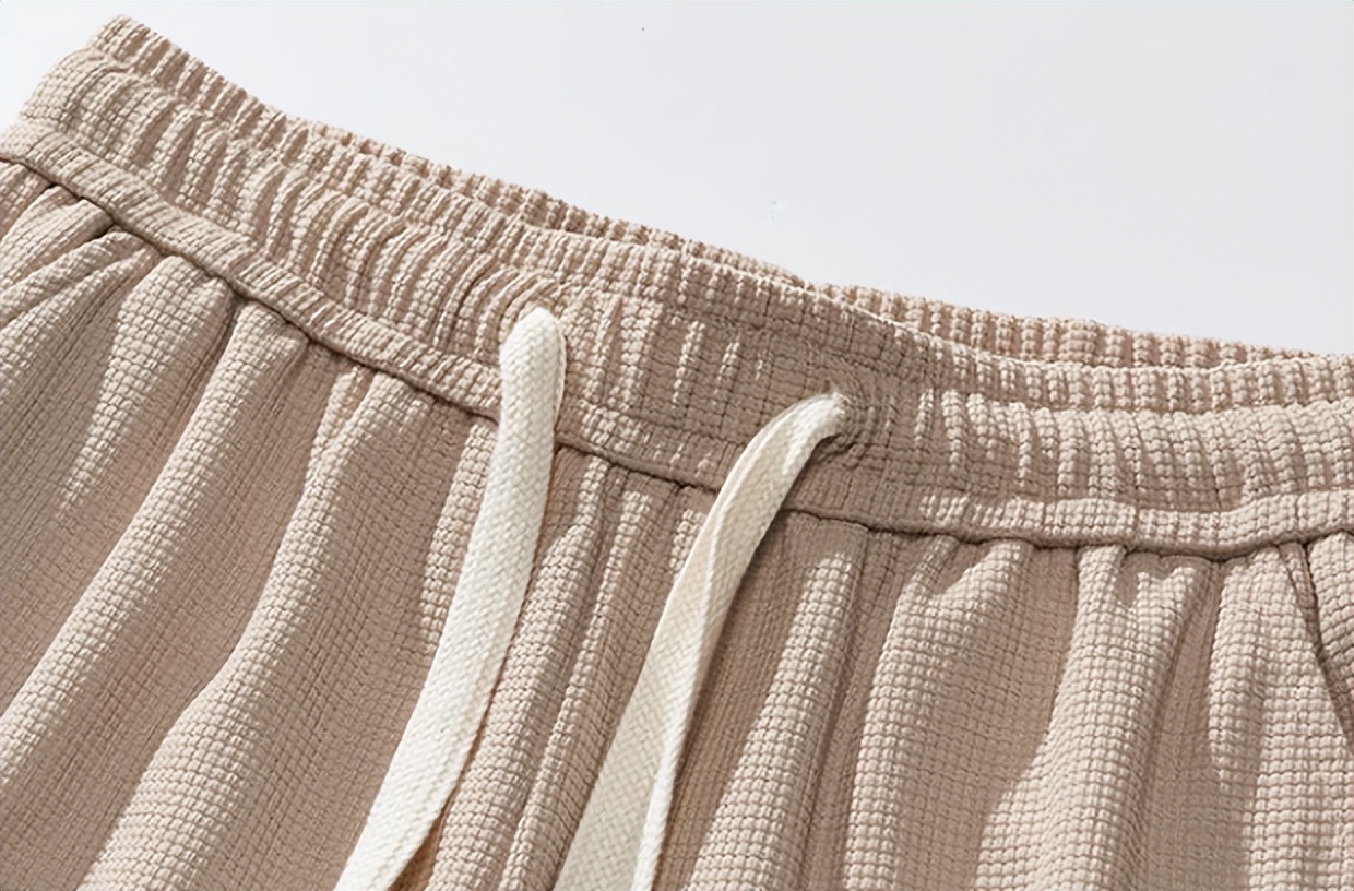 休闲裤上的绳子怎么穿,休闲裤的绳子该系还是不系