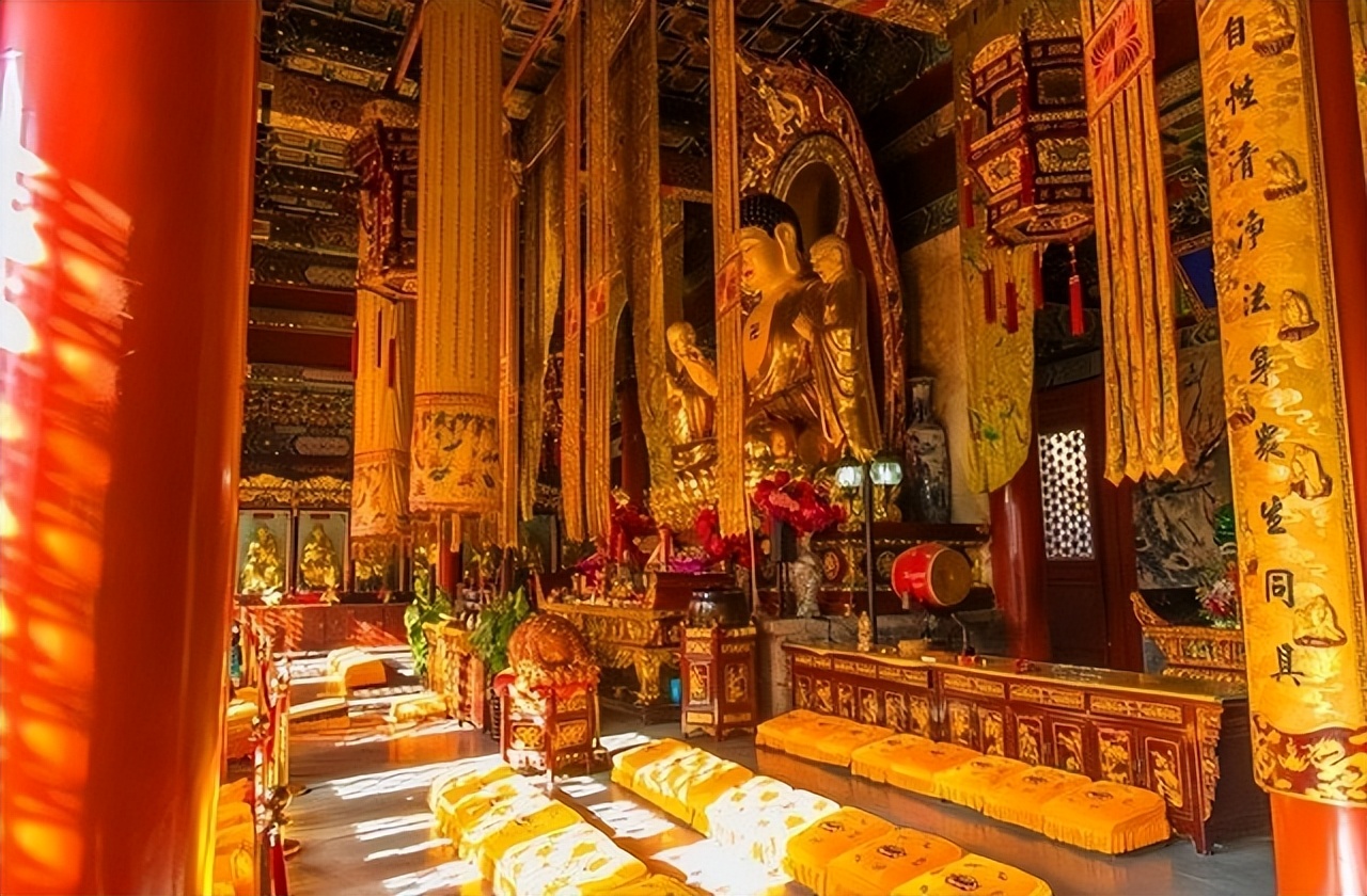 江西孝子为父亲遗体塑金身 (江西男子为父亲塑成金身)