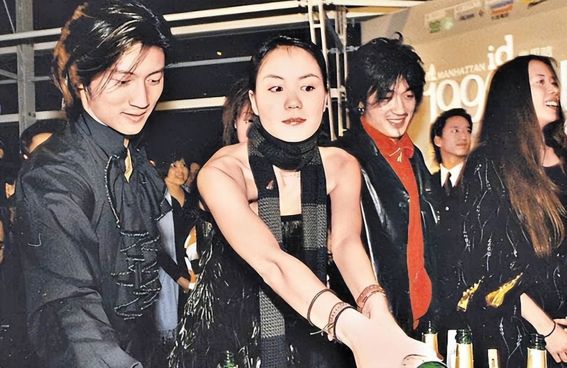 王菲谢霆锋牵手的轰动程度,王菲谢霆锋的坎坷十年经历