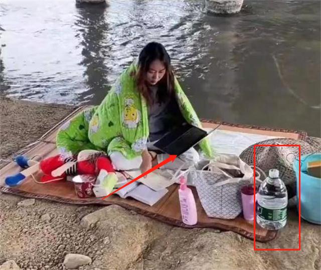 女子创业失败，身无分文的她居住在桥底，不惧严寒，不忘学习