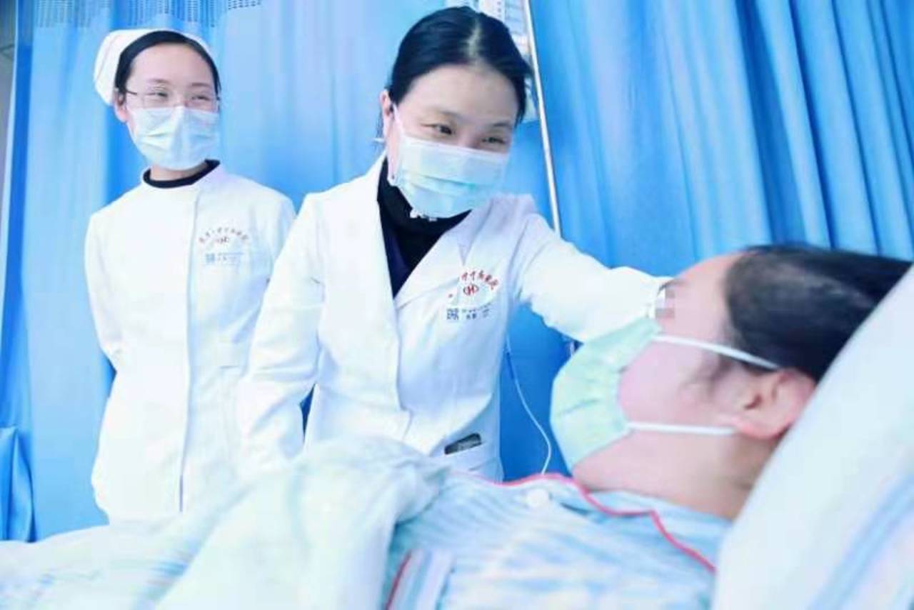 妙龄女子从未来过“大姨妈”医生通过机器人手术帮她恢复女儿身