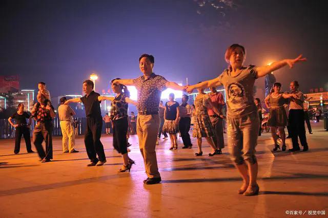 大妈广场舞和年轻人广场舞,现在的广场舞越来越有活力了
