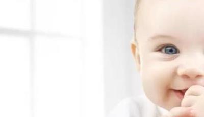 5个月婴儿看手指,宝宝聪明看手指图解