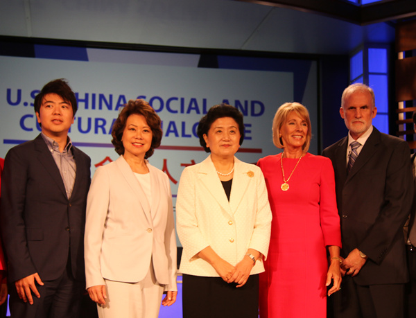 杨澜晒证件否认移民传闻,杨澜说没有移民没有绿卡