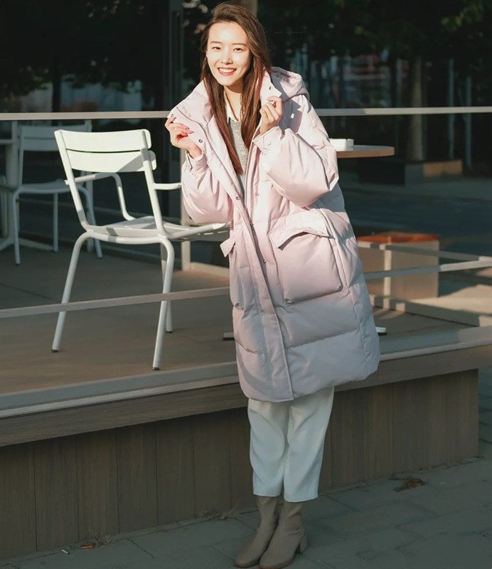 羽绒服不一定非要穿黑色,今冬流行这4件“减龄色”,穿上年轻5岁