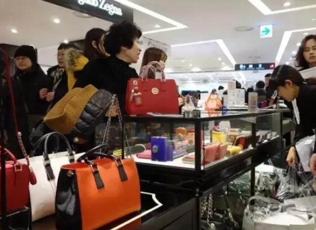 网友批高价炒lv帆布袋又蠢又虚荣,网友批高价炒lv帆布袋