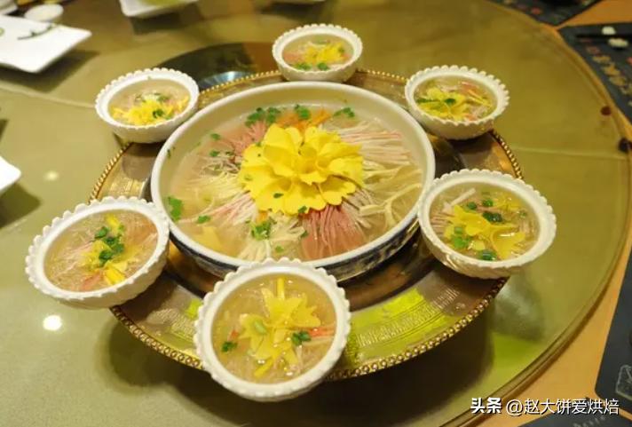 河南一大爷举办寿宴,山东大哥随礼5000元,看到酒宴直呼:真奢侈