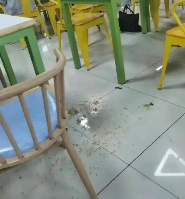 天津大学小仙女，跑路的样子太拉风，她为什么非要往同学头上扣饭