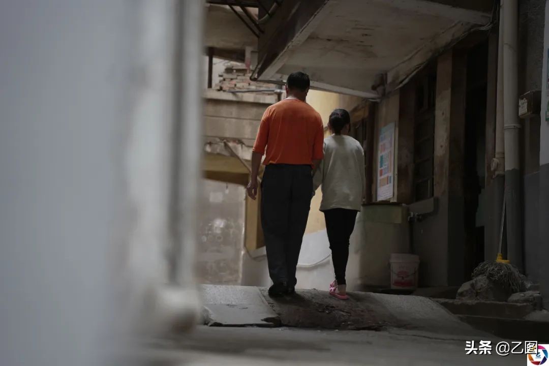 七岁女孩头上长疮怎么回事,女儿7岁身上长疮是什么原因