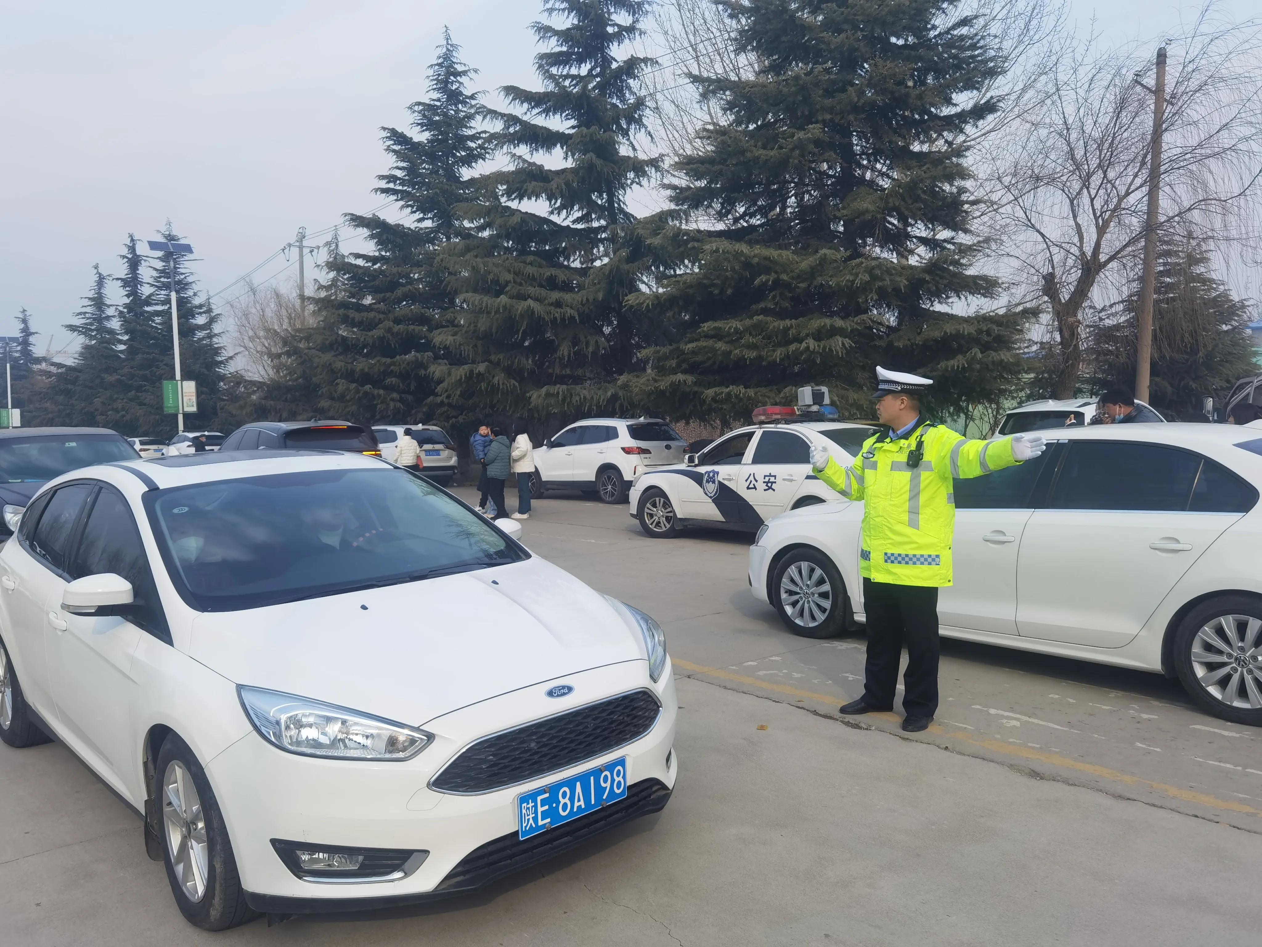 公安春节不打烊民警在岗保平安,县交警圆满完成春节安保任务