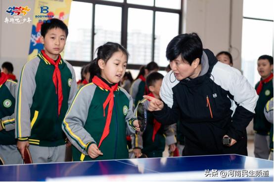 河南省体教融合“奔跑吧·少年”冠军来到濮阳市、许昌市襄城县、驻马店市的校园,给学生普及科学体育知识