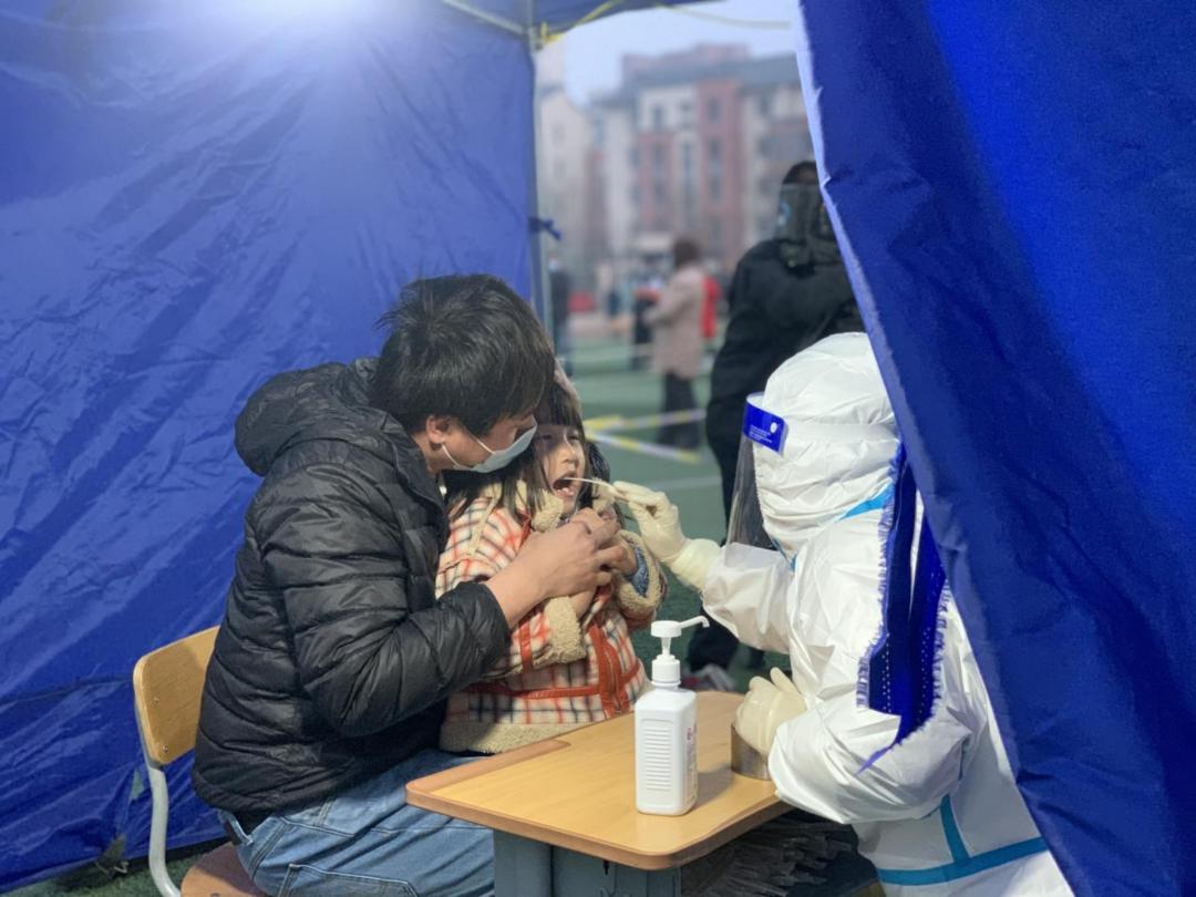 街道顺利开展核酸检测工作,高效有序街道开展全员核酸检测