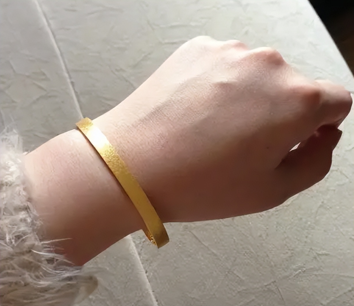 黄金手镯戴左手还是戴右手比较好,女生黄金手镯戴左手还是右手