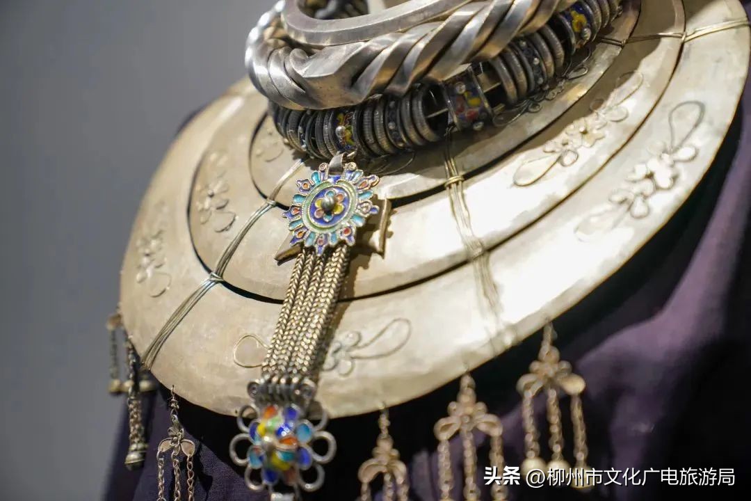 “巧手织就彩衣裳”市群艺馆馆藏少数民族服饰之“霓裳羽衣”，邀你云观展