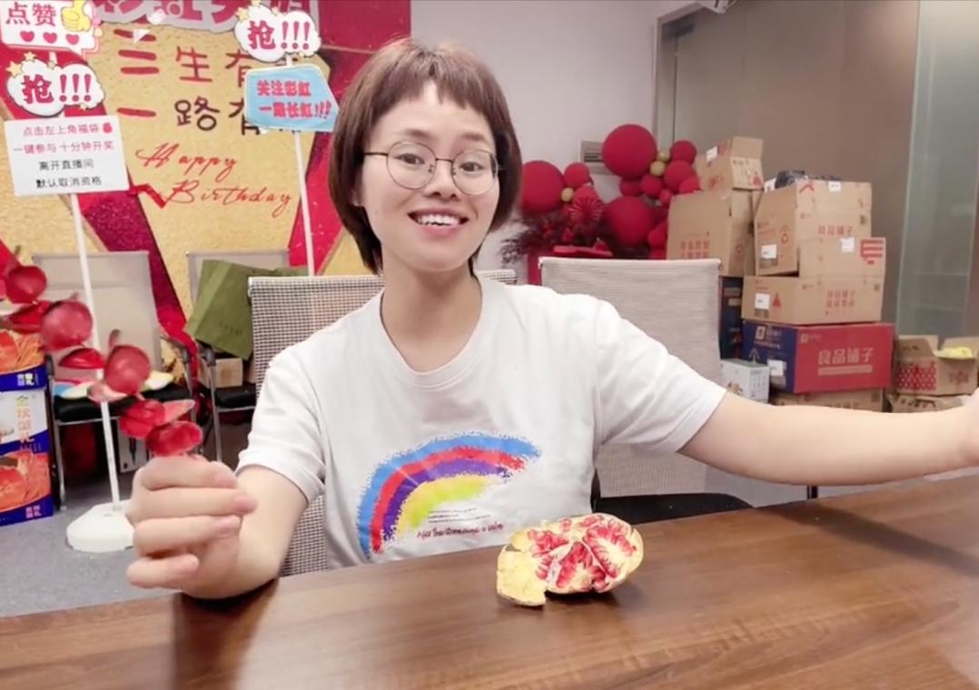 彩虹夫妇一场直播赚了一个亿,彩虹夫妇两场直播挣四个亿