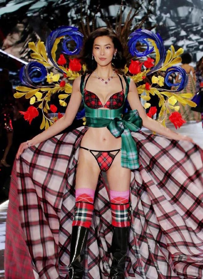 回看维密秀幺蛾子乱飞，蜘蛛精、奇怪中国风，超模也救不了的时尚