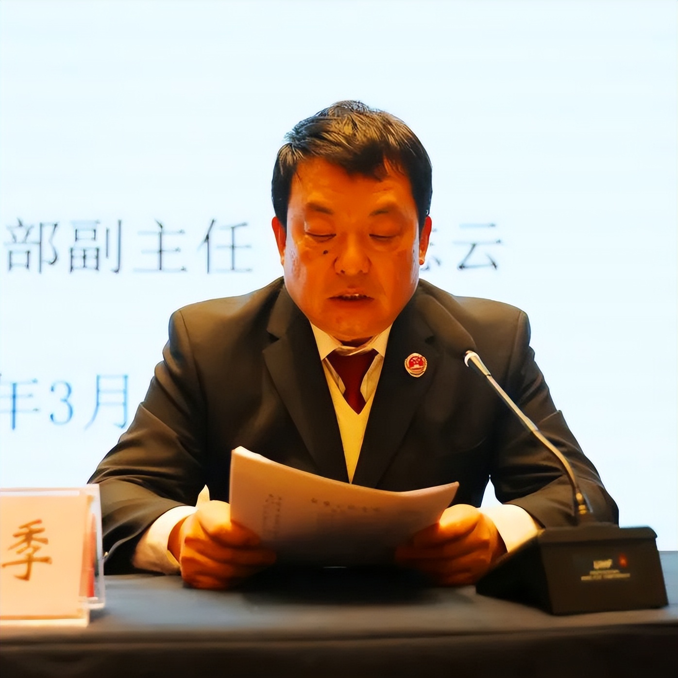 如何从新发展理念引领高质量发展,如何树立创新思维引领产业升级