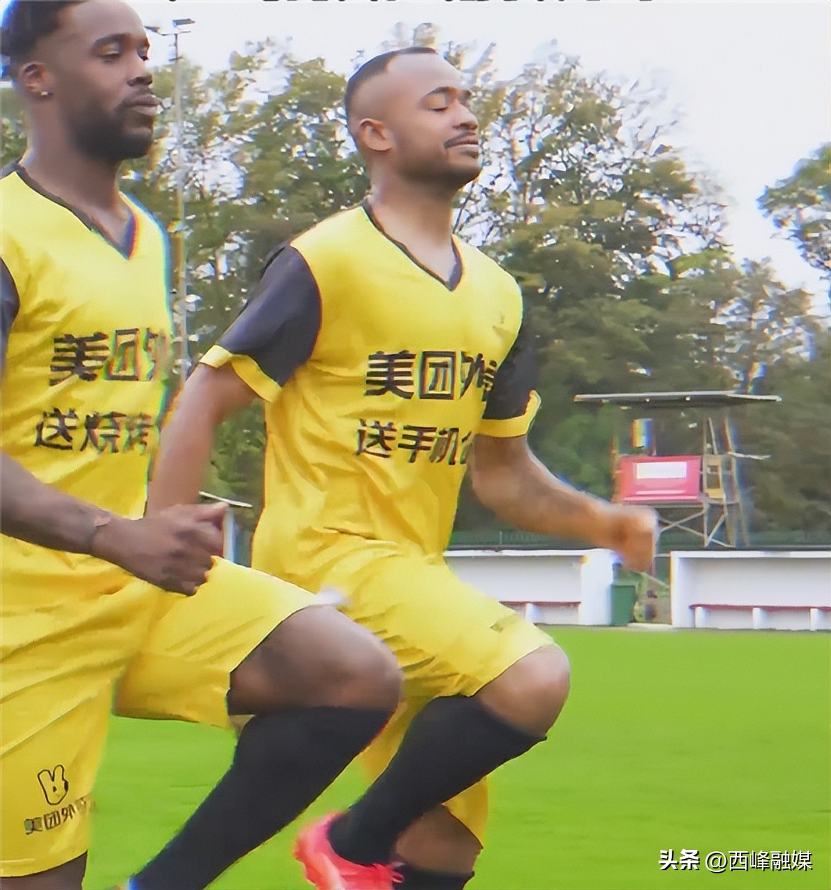 加纳球衣撞衫外卖小哥狗狗,加纳球衣“撞衫”外卖员