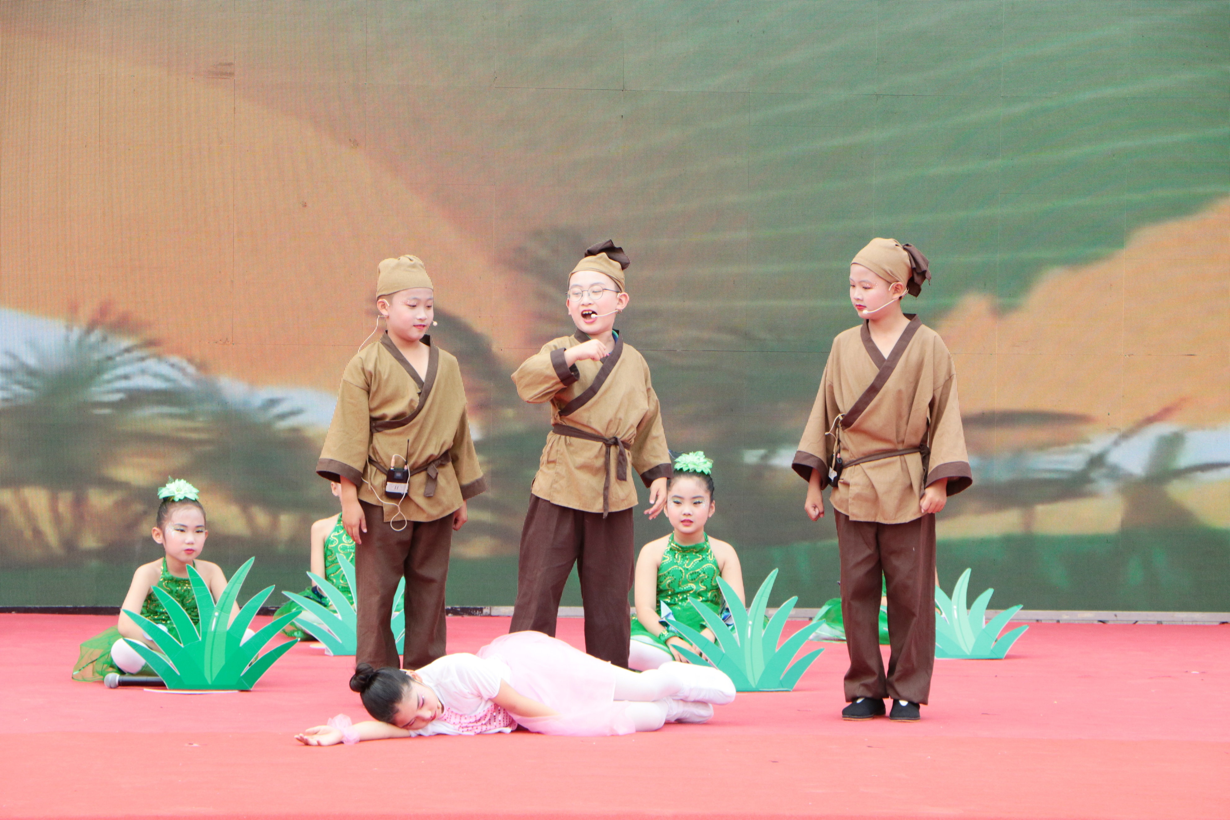 小学举办庆六一绘画展,六一校园艺术展演绘画