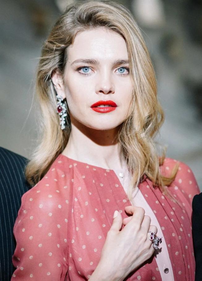 天降壕姐！LV太子妃通过测DNA找到失散多年亲妹，带她巴黎豪华游