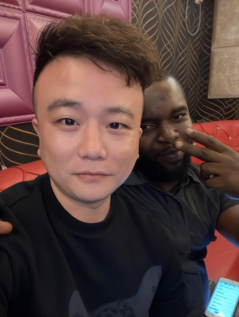 我，32岁奶爸，独自在非洲带娃创业，为了孩子安全，每天带俩警察