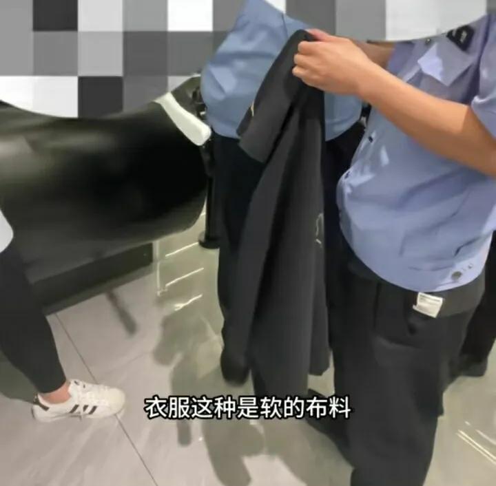 试衣服不慎掉地上被索赔后续,男子试衣服不慎掉到地上
