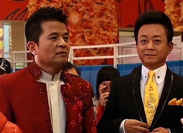 64岁毕福剑近况：满脸皱纹睁不开眼，和普通大爷没啥区别