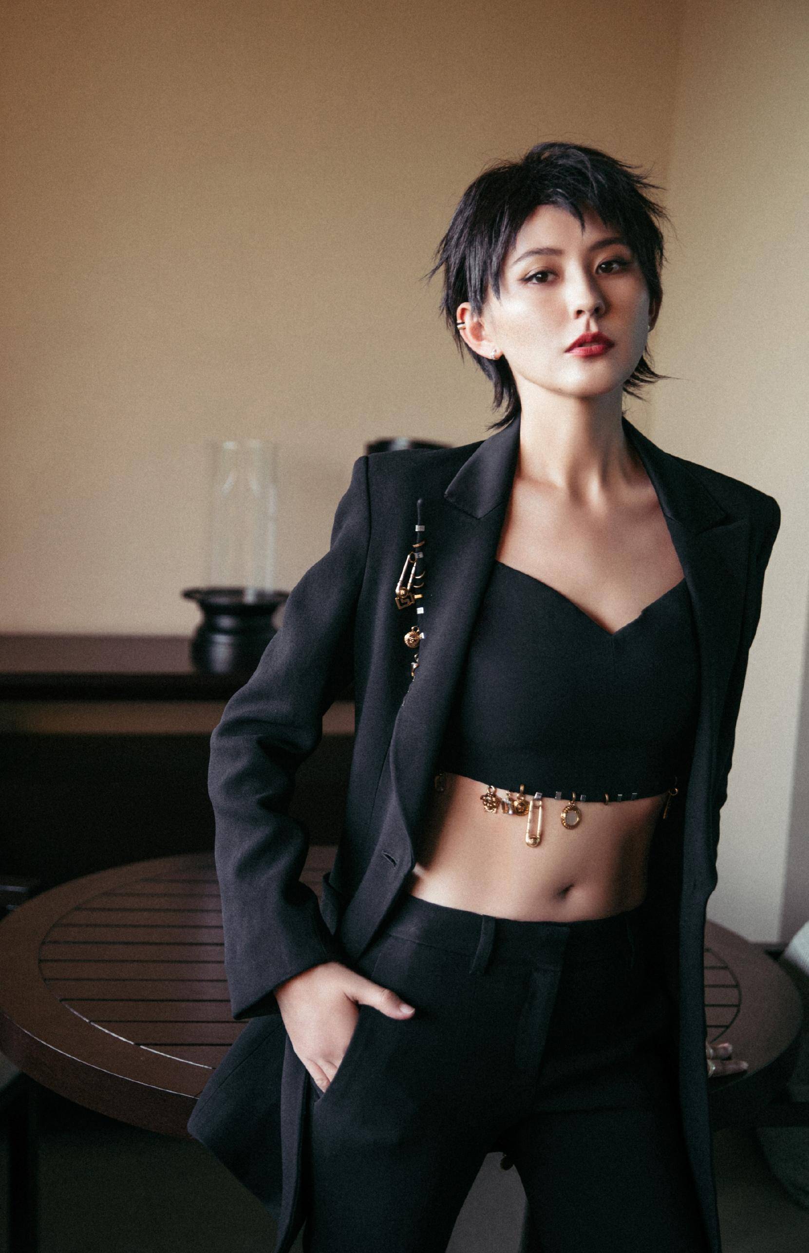 “酥胸半露”却偏要捂着,故作矜持,有一种尴尬叫迪丽热巴玩性感