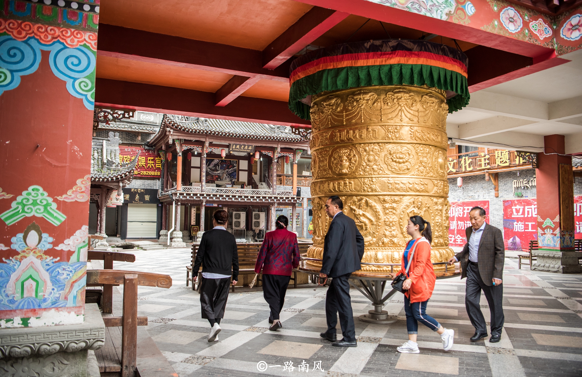 海拔2560米的四川康定城,环境不输云南丽江,游客却并不多