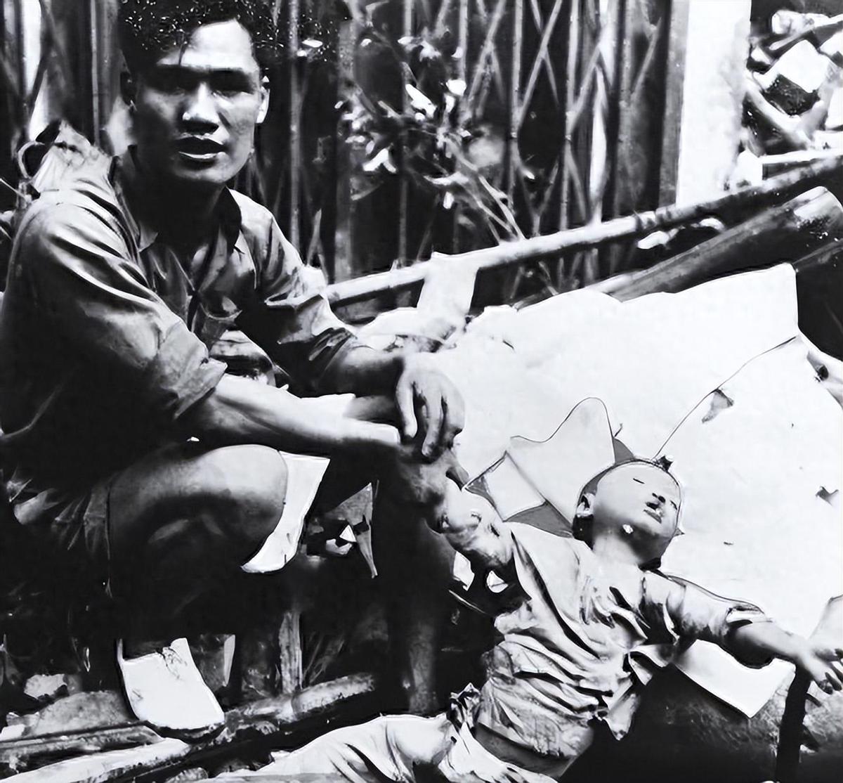 侵华日军老照片：女子自愿脱衣服让日本人拍摄，被拍下大尺度照片