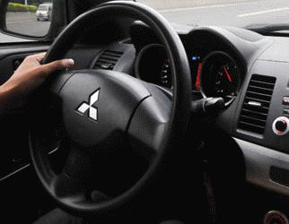 方向盘有轻微抖动怎么回事,方向盘很轻微的抖动是不是正常