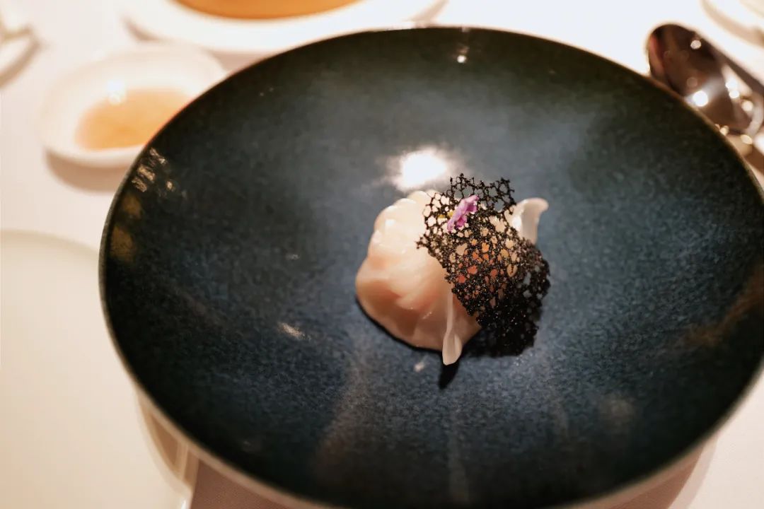 配备一星米其林黑珍珠餐厅,比米其林黑珍珠高端的餐厅